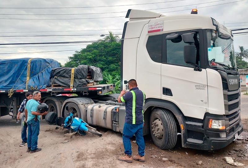 ¡CASI MUERE ARROLLADA POR UN TRÁILER!