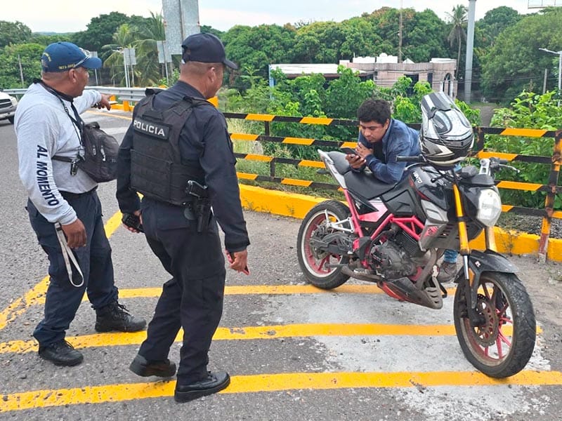¡BARANDAL LE SALVÓ LA VIDA A MOTOCICLISTA!