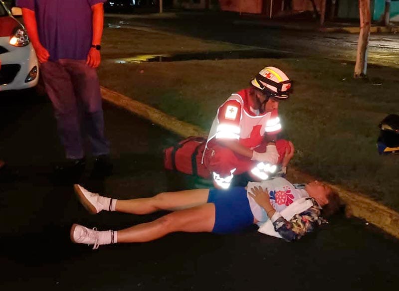 ¡AUTOMOVILÍSTA LE DA POR ATRÁS A MUJER MOTOCICLISTA!
