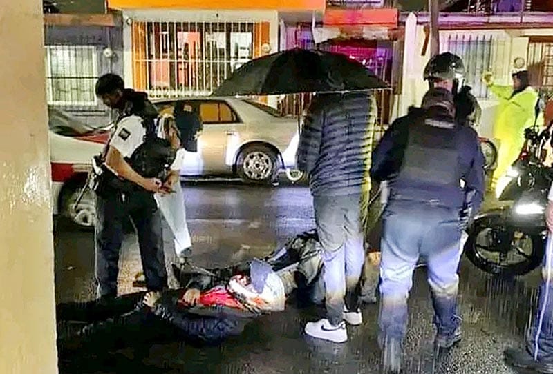 ¡DOS MOTOCICLISTAS HERIDOS ATROPELLADOS POR UN “OVNI”!