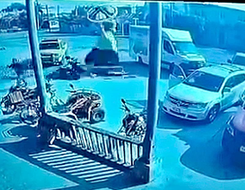 ¡MOTOCICLISTA SE ESTRELLÓ CONTRA “LA CATRINA”!