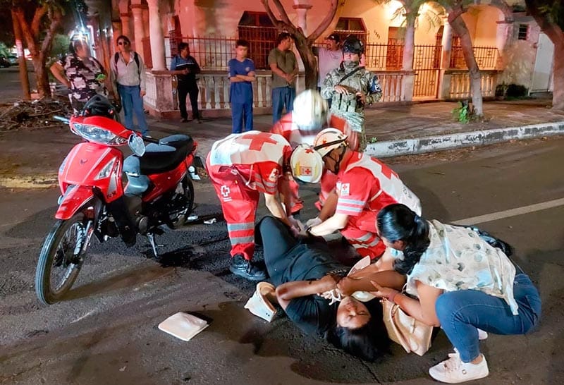 ¡CONDUCTOR INVADE CARRIL Y TIRA A MUJER MOTOCICLISTA!