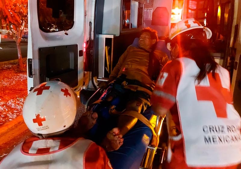 ¡MOTOCICLISTA EMBISTE A PEATÓN Y SALEN VOLANDO!