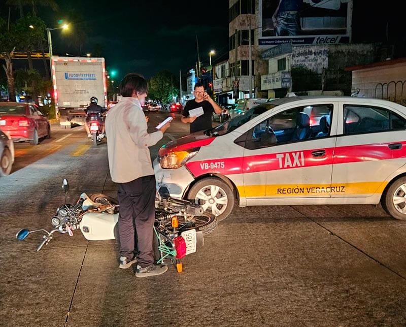 ¡TAXISTA ARROLLÓ A MOTOCICLISTA! - TRANCAZO EN LA AVENIDA ALLENDE Y URIBE!