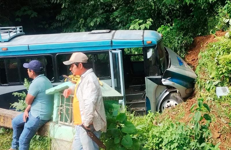 ¡CAMIONAZO: 15 HERIDOS! - AUTOBUS DE PASAJE SE ESTRELLA CONTRA UN CERRO EN XICO