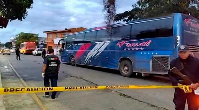 ¡MUERE APLASTADO POR AUTOBUS! - CHOFER BAJÓ A REVISAR LA SUSPENSION PERO LA UNIDAD AVANZÓ Y LO MATO