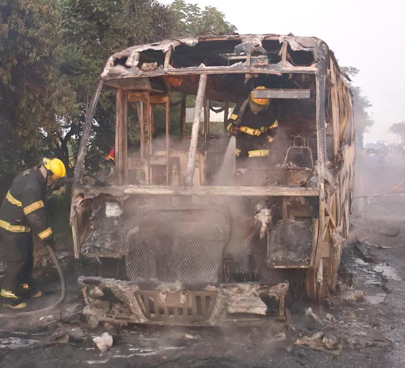¡SE QUEMÓ AUTOBÚS REPLETO DE PASAJEROS!