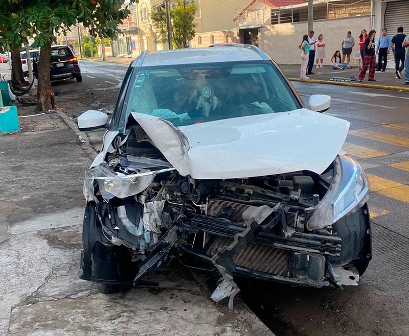 ¡SE DESBARATA AUTO AL CAER EN ALCANTARILLA ABIERTA!