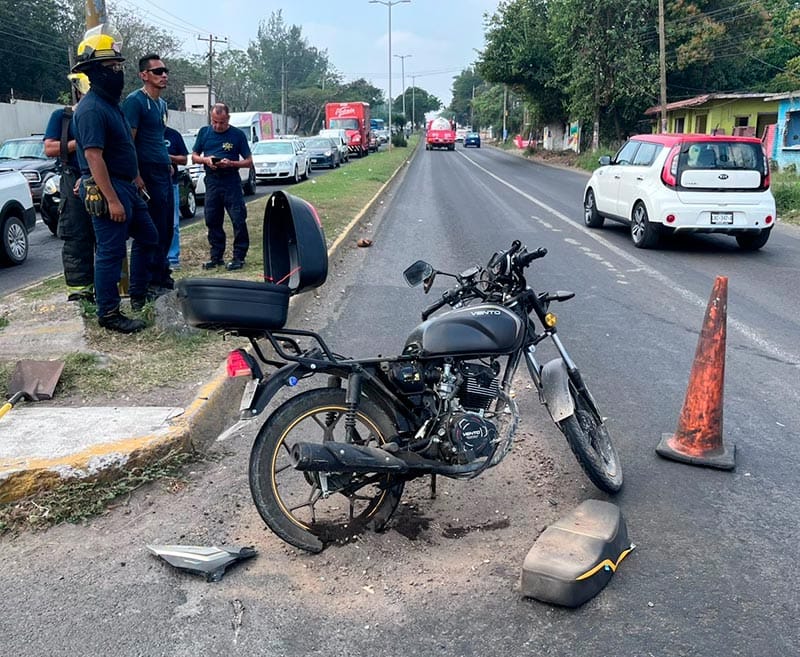 ¡MOTOCICLISTA SE ESTRELLA CONTRA CAMIÓN DE BOMBEROS!