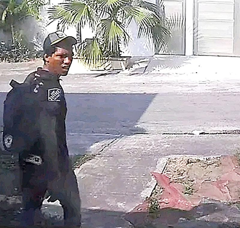 ¡ALERTAN POR MERODEADOR QUE ESPÍA POR LAS VENTANAS!