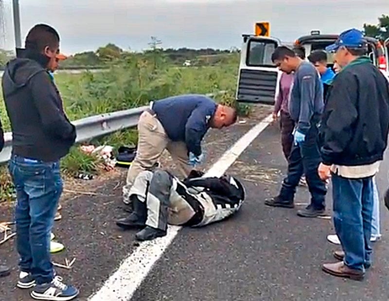¡TERMINAN EN URGENCIAS PAREJA DE MOTOCICLISTAS!