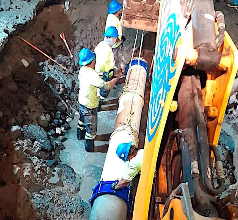 ¡TAPAN MEGA-FUGA DE AGUA!