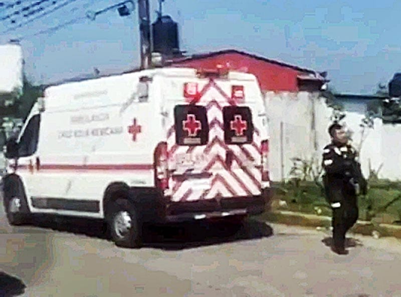 ¡SE LE METIÓ EL CHAMUCO Y ACUCHILLA A POLICÍA MUNICIPAL!