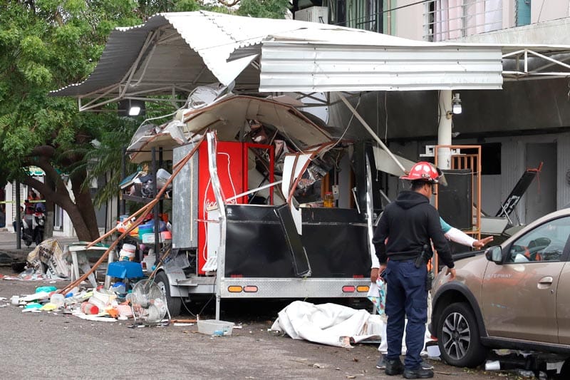 ¡EXPLOTÓ ‘LA NEGRITA’! - EL PUESTO DE COMIDA     SE HIZO PEDAZOS POR UNA FUGA DE GAS