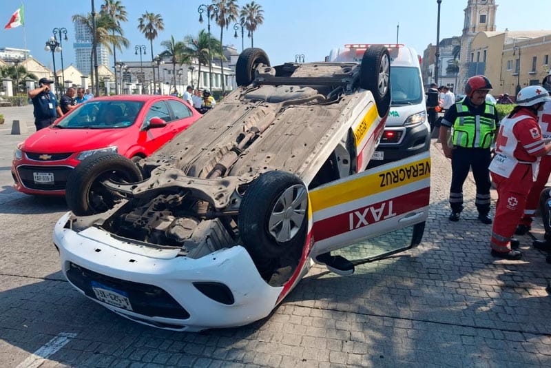 ¡TAXI SE IMPACTÓ CON BOLARDO Y VOLCÓ EN EL PUENTE MORELOS!