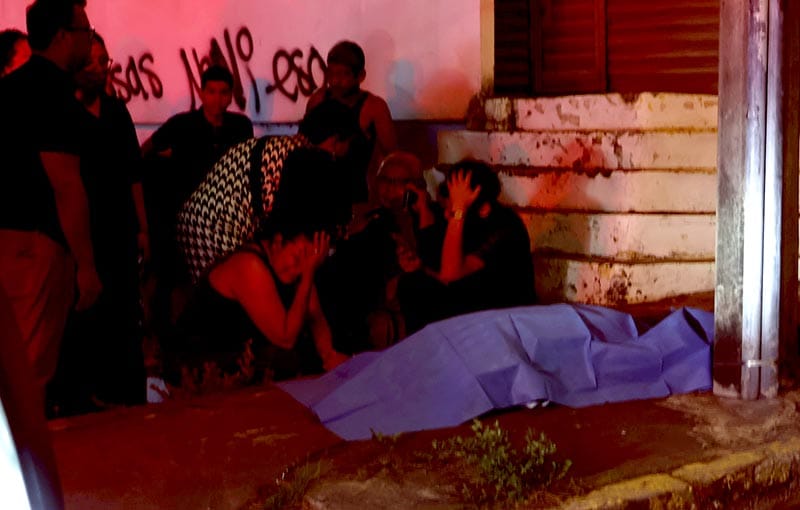 ¡CHOCA CON TAXI Y MUJER MOTOCICLISTA PIERDE LA VIDA!