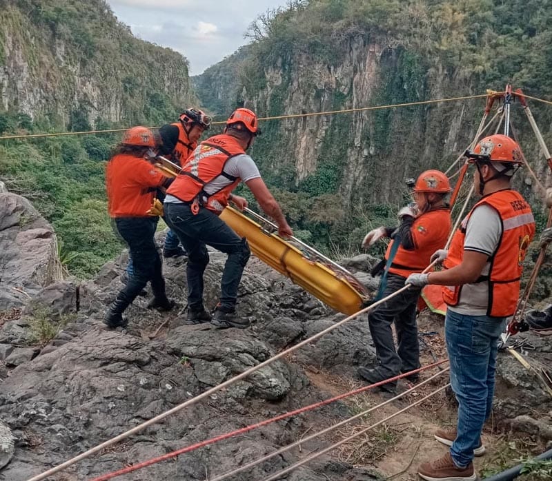 ¡HOMBRE PIERDE LA VIDA AL CAER EN PROFUNDO BARRANCO!