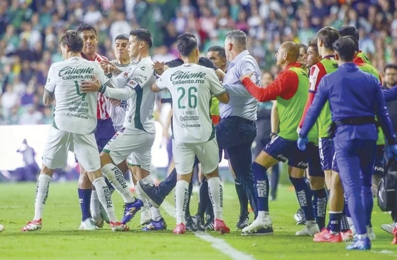 ¡PATEA DT DE CHIVAS A JUGADOR DEL LEÓN!