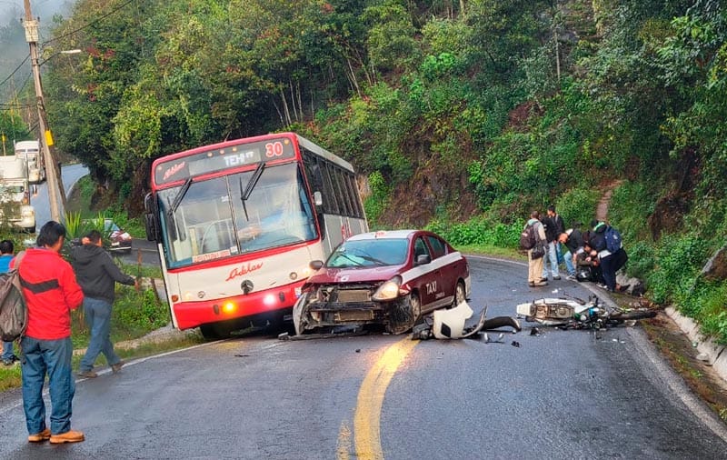 ¡SE IMPACTAN DE FRENTE MOTOCICLISTA CONTRA TAXI!