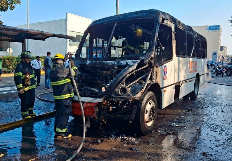 ¡SE PRENDE CAMIÓN DE PASAJEROS! - UNA CHISPA EN EL MOTOR LO ENVOLVIÓ EN LLAMAS EN LA AVENIDA SALVADOR DÍAZ MIRÓN