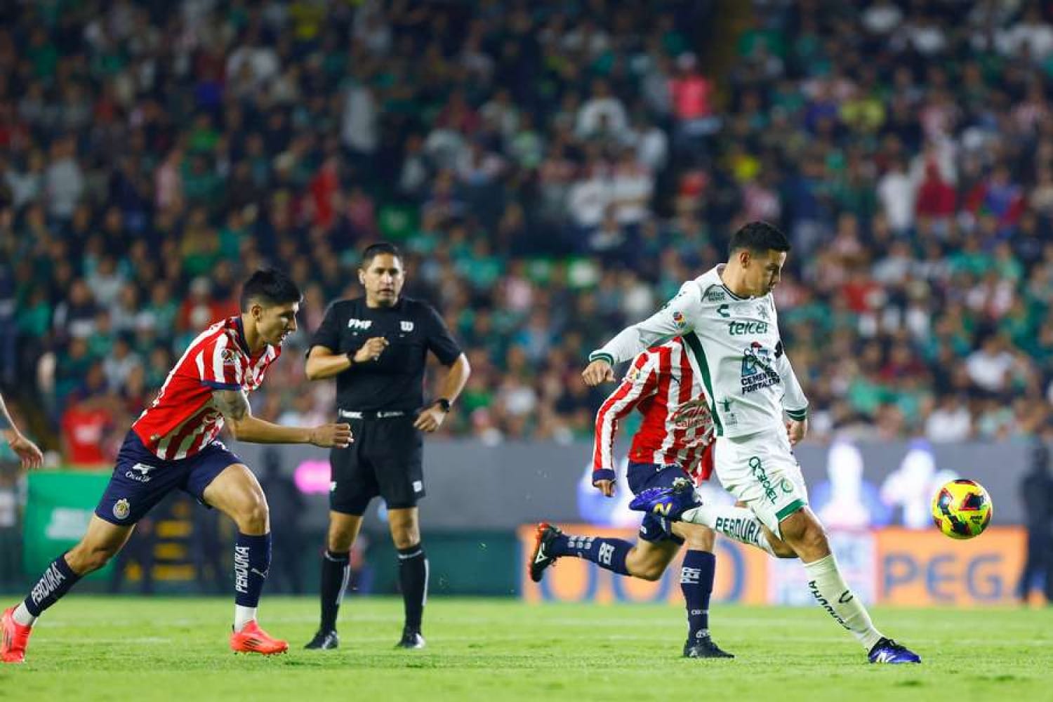 ¡LEÓN DE JAMES LE PEGA 2-1 A CHIVAS!