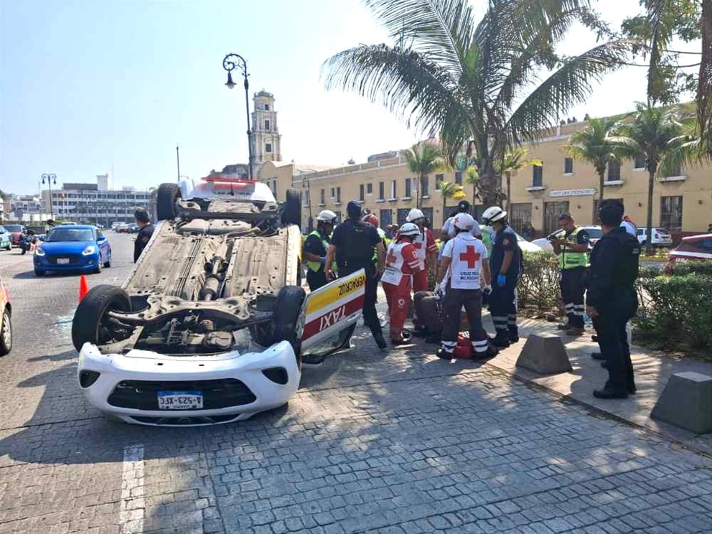 ¡VUELCA TAXI CON PASAJE! - QUE NO VIO EL BOLARDO A UN COSTADO DEL PUENTE MORELOS *NO ES EL PRIMERO