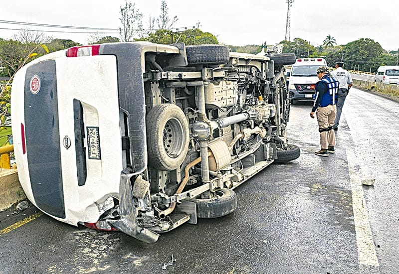 ¡ACABA LA CAMIONETA CONTRA EL BARANDAL DEL PUENTE!