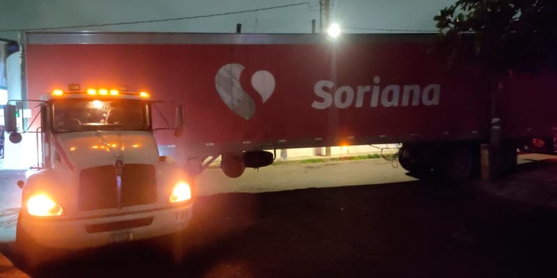 ¡TRÁILER DE SORIANA CHOCA CONTRA POSTE!