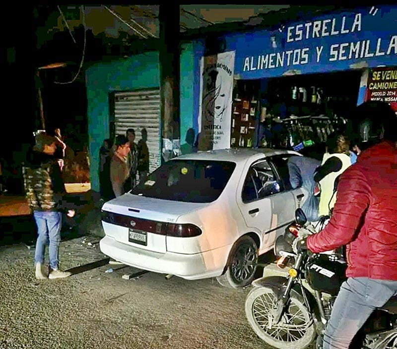 ¡ESTACIONA EL AUTO DENTRO DE LA TIENDA DE ABARROTES!