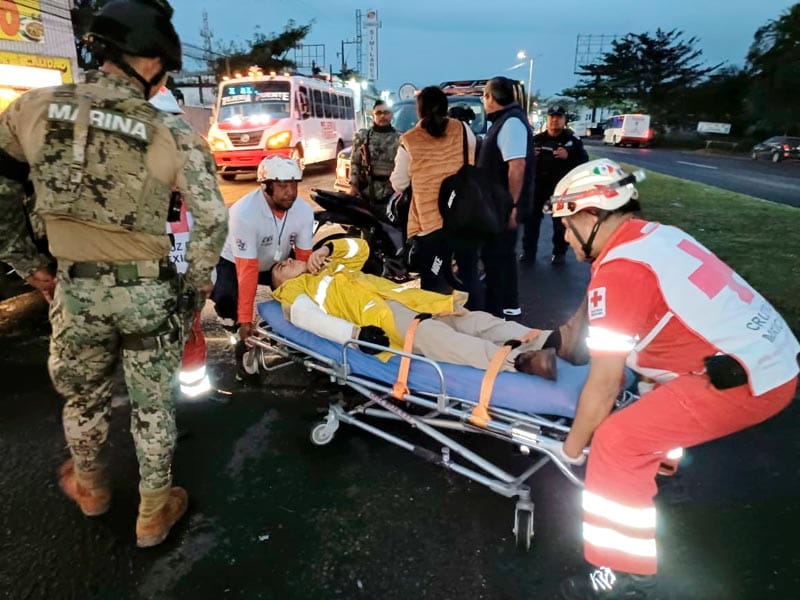 ¡MOTORIZADO FRACTURADO EN DERRAPÓN EN LA CARRETERA!