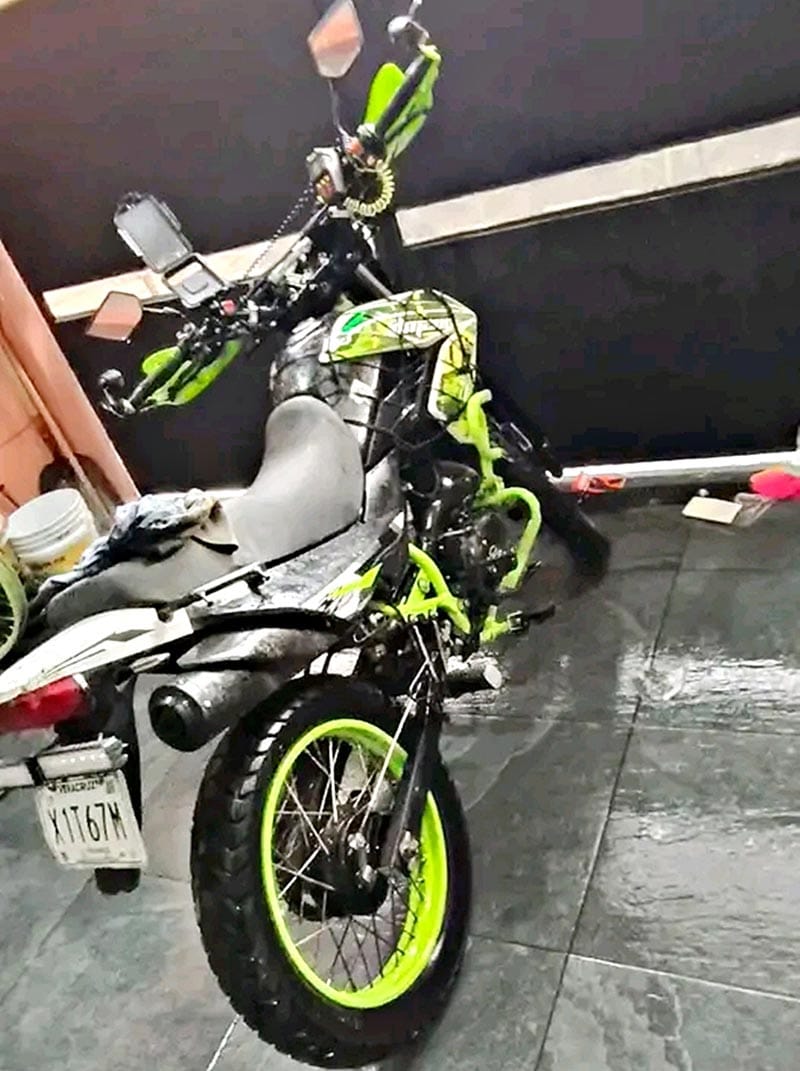 ¡SE ROBAN MOTO FRENTE AL “AUTO ZONE”!