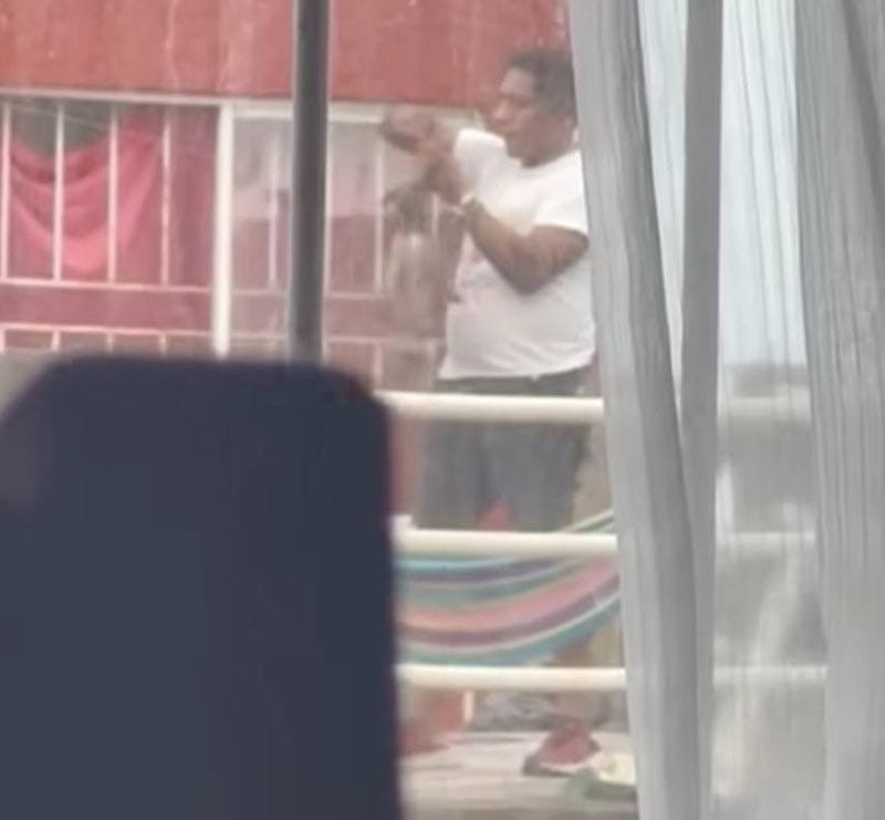 ¡AHORCÓ A UN CACHORRITO!