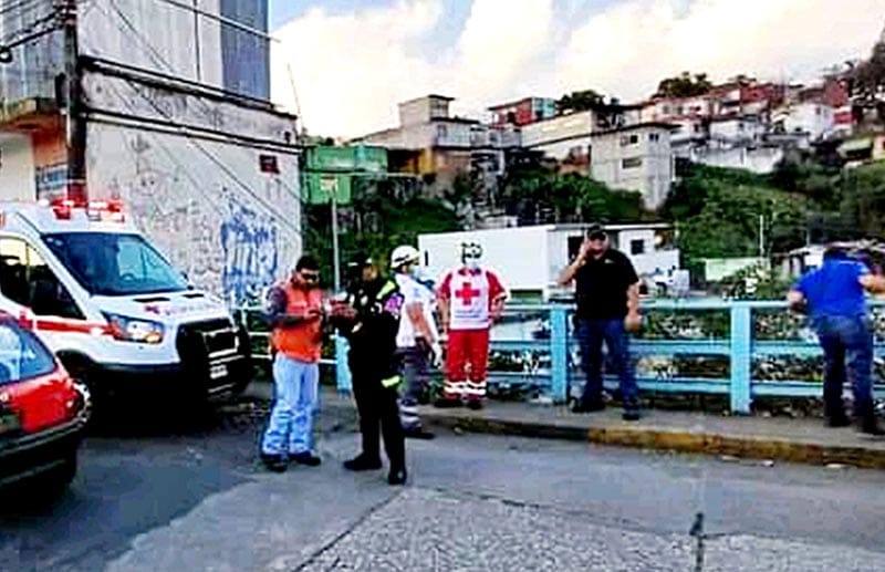 ¡RESCATAN A JOVEN MUJER DE ESCAPAR POR LA “PUERTA FALSA”!