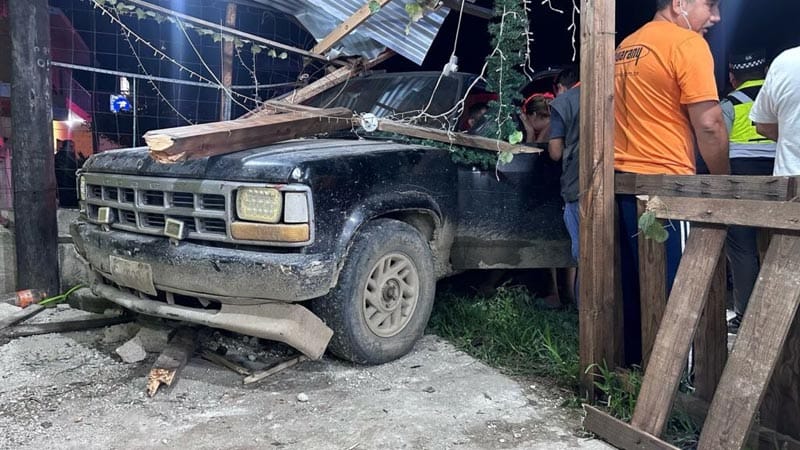 ¡CAMIONETÓN DESTROZA TAQUERÍA Y EMBISTE A FAMILIA CUANDO CENABA!
