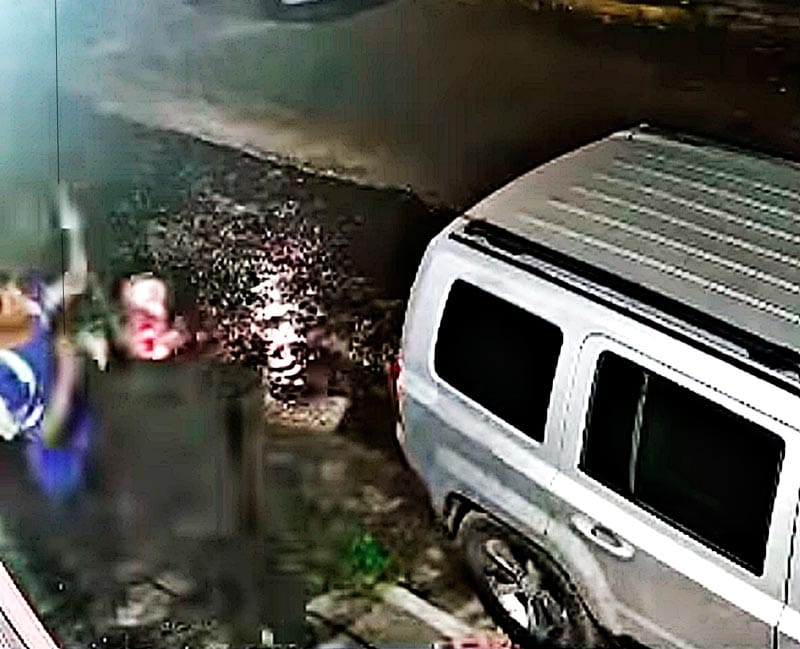 ¡GRABAN A LADRONES JALANDO METROS DE CABLES DE UNA CASA!