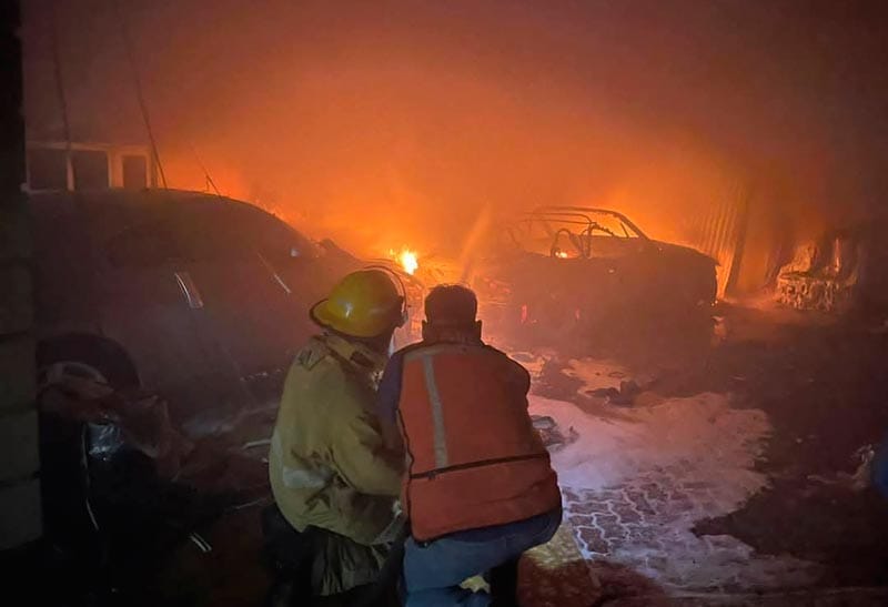 ¡QUEMAN CASA DE HERVIZ! - VEHICULOS DE LUJO Y LA RESIDENCIA RESULTARON DAÑADOS