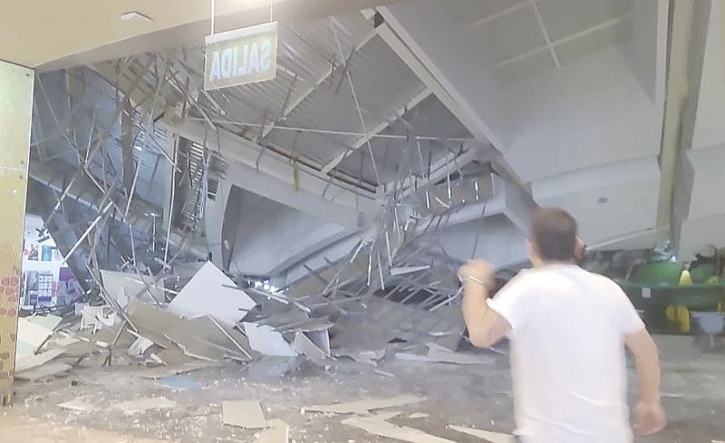 ¡SE DESPLOMA EL TECHO EN CENTRO COMERCIAL! - SEIS MUERTOS