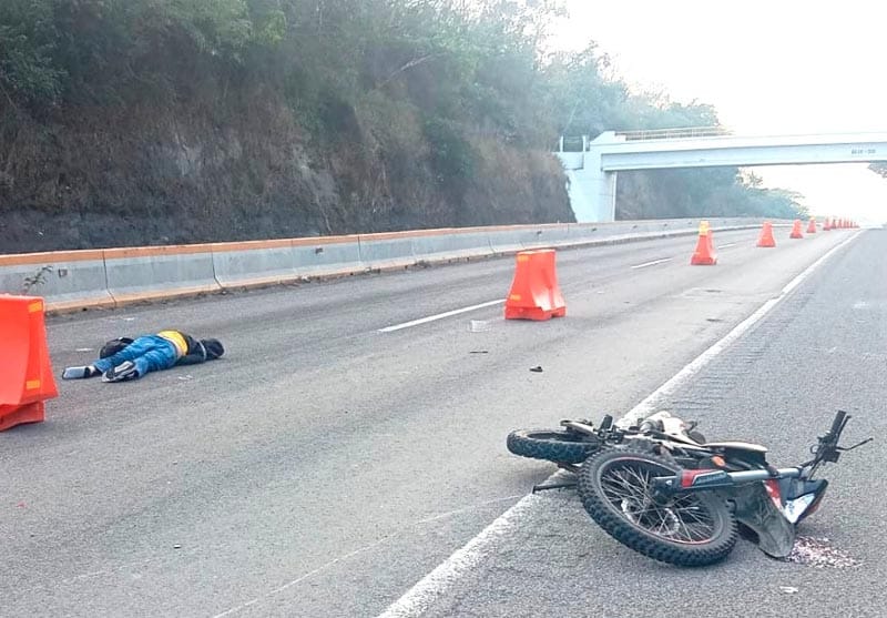 ¡MOTOCICLISTA PIERDE LA VIDA ARROLLADO EN LA AUTOPISTA!