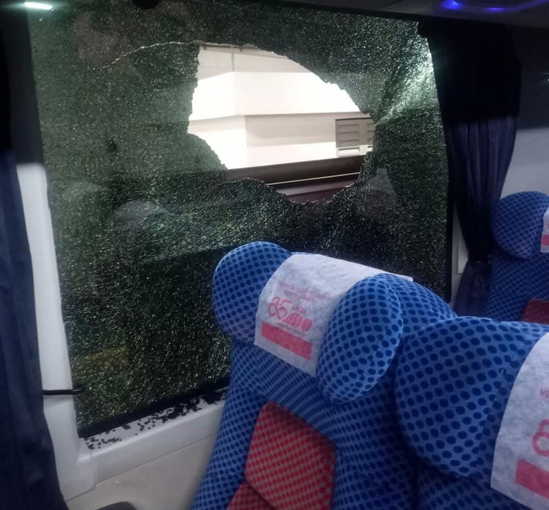 ¡A PEDRADAS INTENTAN ASALTAR AUTOBÚS DE ADO!