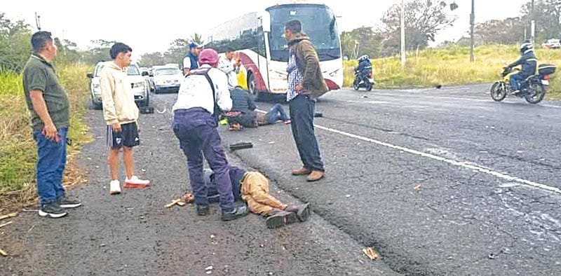 ¡DERRAPÓN DE MOTOCICLISTAS!