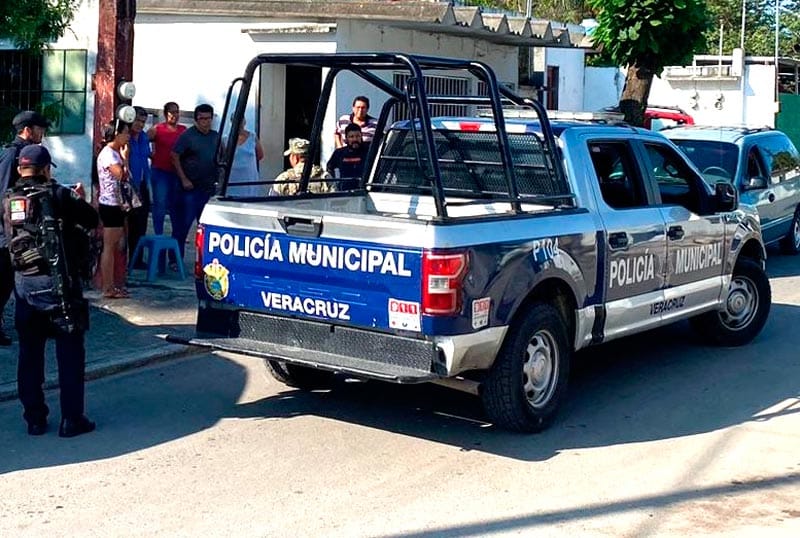 ¡SE LE METE EL CHAMUCO Y LE DA UNA GOLPIZA A SU MAMÁ!