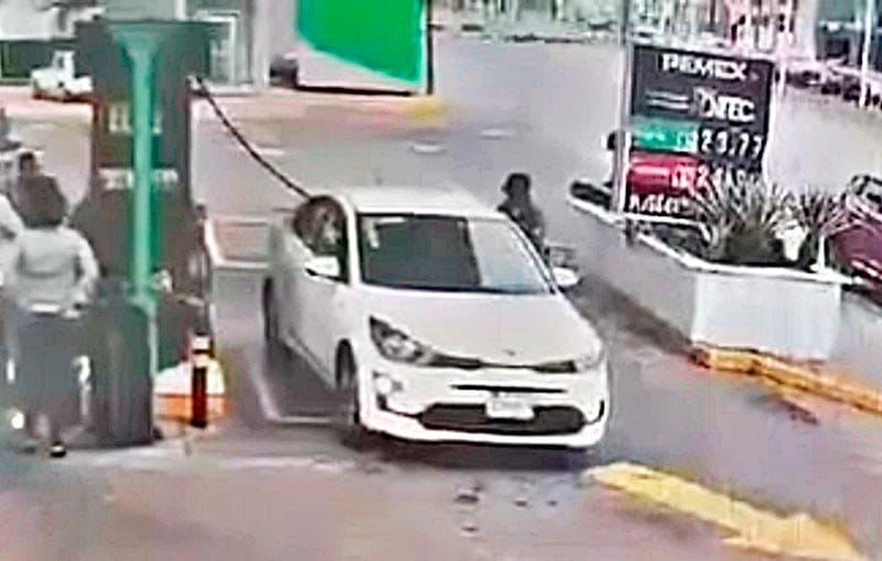 ¡LE LLENAN EL TANQUE Y SE VA SIN PAGAR!