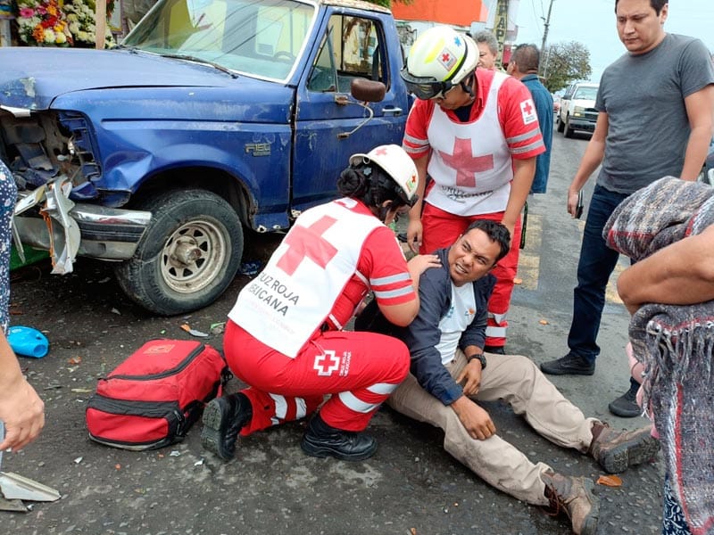 ¡MOTOCICLISTA ATROPELLADO POR CAMIONETA SIN FRENOS!