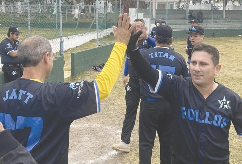 ¡SÚPER POLLOS A LA CAZA DE COMPADRES DENTRO DEL SOFTBOL DE VETERANOS!