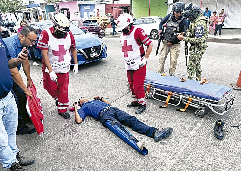 ¡IMPACTAN AL PILOTO Y ACABA EN EL ASFALTO!