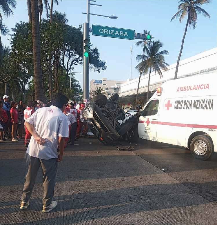 ¡VUELCA CAMIONETA TRAS SER IMPACTADA POR AMBULANCIA! - AVENIDA DÍAZ MIRÓN.
