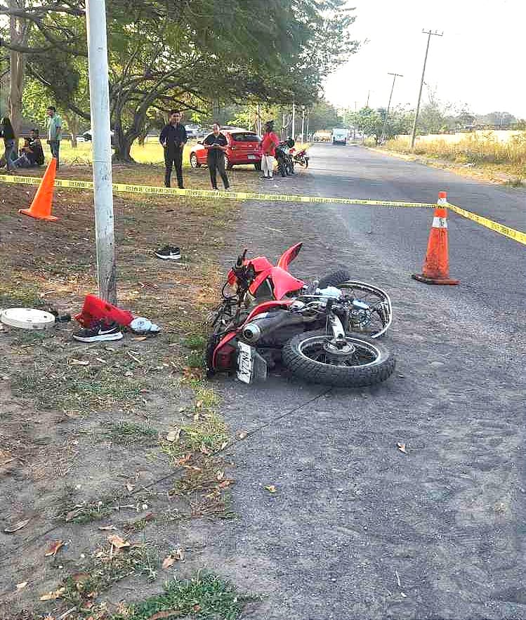 ¡MOTORIZADO MUERE TRAS CHOCAR CON UN POSTE!