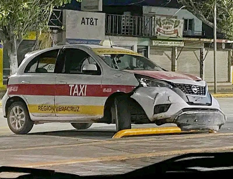 ¡ABANDONAN TAXI AFUERA DE UN OXXO!