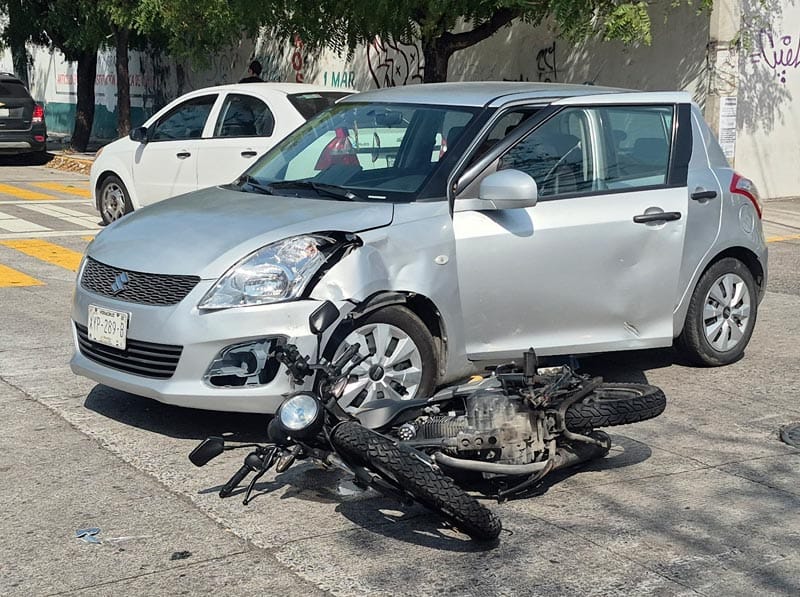 ¡HACEN CHUZA AUTOMÓVIL JAPONÉS Y MOTOCICLISTA!