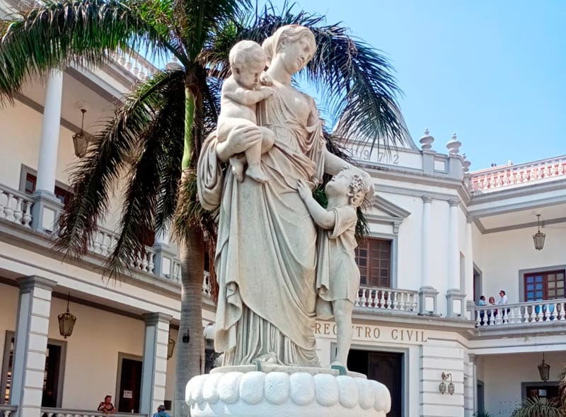 ¡LA ESTATUA MADRE!